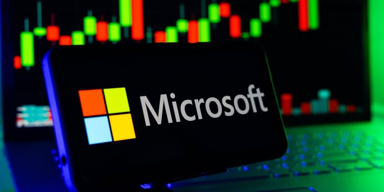 Microsoft lança IA própria para rivalizar com OpenAI